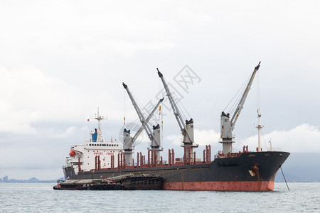 海上停泊等待运往港口的货船到港口工业的行力量图片