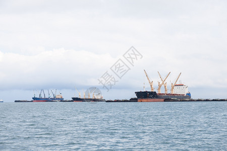 行业海上停泊等待运往港口的货船到港口海浪技术图片