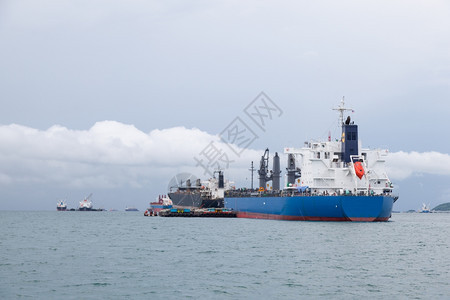 货物海上停泊等待运往港口的货船到港口码头停車處图片