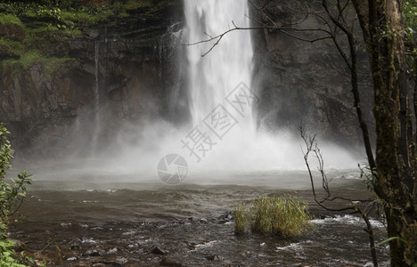 景观非洲南部萨比附近Hazyview地区的瀑布落下溪流荒野图片