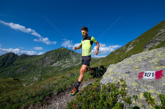 锻炼男运动员在山上跑步下坡道上赛跑者男人图片