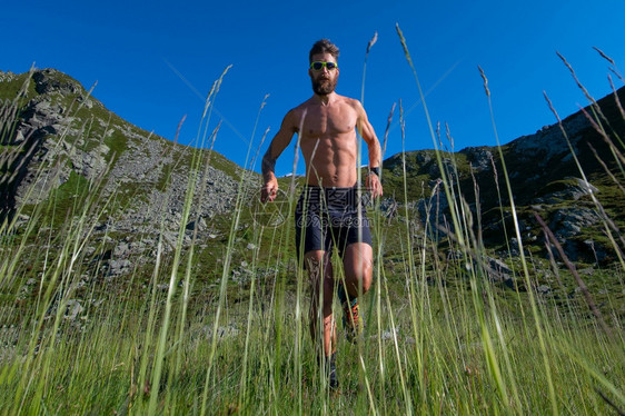 跑步山地草原上的无领球员运动自然人们图片