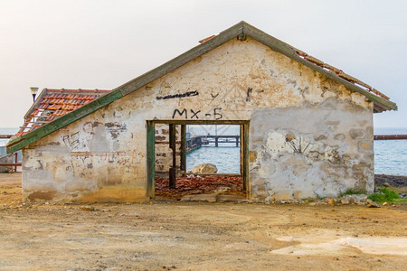 波浪墙塞浦路斯Argaka海滩的码头旁一座废弃房屋安详图片