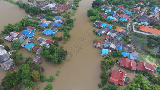 亚洲人天线警告泰国Ayutthaya省洪水的空中景象图片