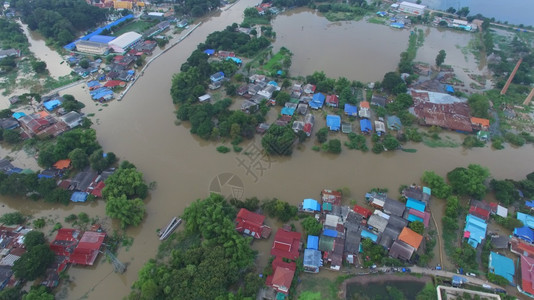 泰国Ayutthaya省洪水的空中景象雨重市郊图片