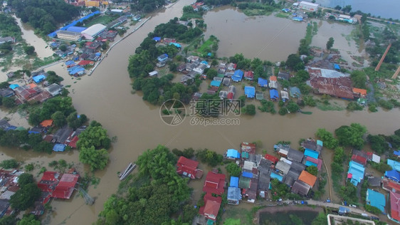 泰国Ayutthaya省洪水的空中景象雨重市郊图片