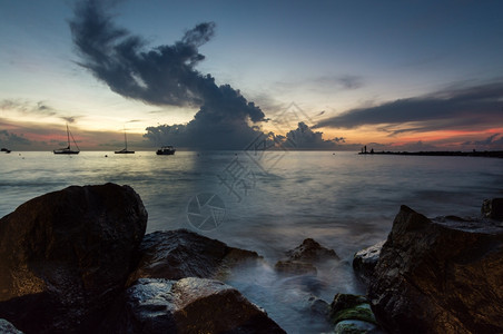 航行天空酒店加勒比海圣卢西亚日落时在海上的船艇图片