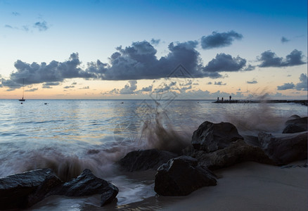 克拉维尔涟漪圣卢西亚岩礁的波浪方图片
