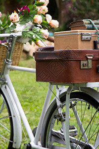 床怀旧之情绿带有袋子的旧式自行车图片
