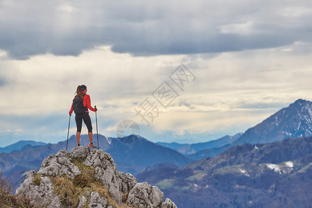 天空顶峰一种在山上的女孩独自观察风景图片