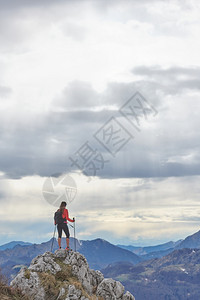 在山顶上的女孩独自观察风景动机女士图片