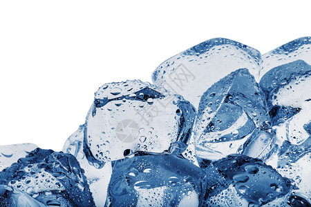 湿的凉爽冷却器蓝色碎冰在白背景上被孤立蓝色的碎冰图片