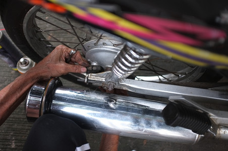 胎运输引擎贴近点人们正在修理一辆摩托车图片