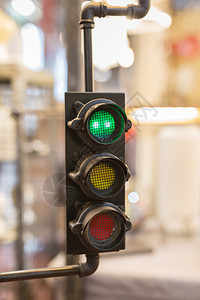 带红灯街道信号的老式红绿灯带街道信号的老式红绿灯邮政色的行人图片