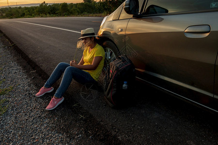 女游客旅行时在路上的女游者车户外士图片