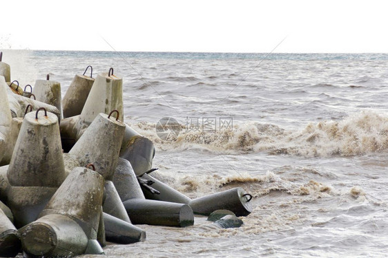 强光墙海浪和泡沫的正在破碎断裂水上主要是云雾堤图片