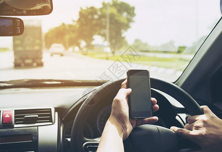 斯林拉特风险近距离接一个男子使用移动电话危险驾驶汽车的人和交通图片