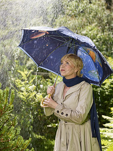 白种人成年女和雨伞季夏日自然美丽的图片