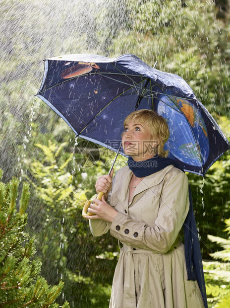 白种人成年女和雨伞季夏日自然美丽的图片