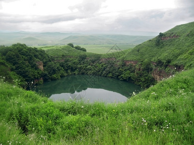 高加索夏令Caucasus山间小湖夏季天岩石图片