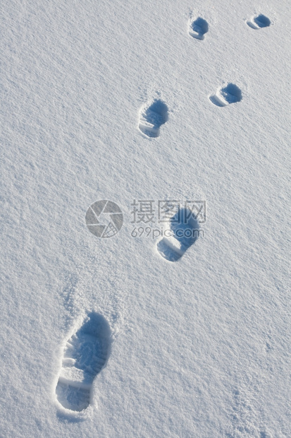 简单的印刷冷若冰霜雪地里的脚印图片
