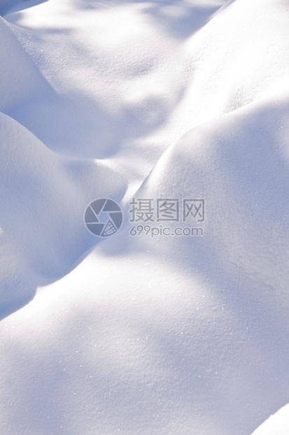 自然冰冷山岳上满是鲜粉雪寒冷的图片