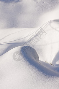 帽山岳上满是鲜粉雪高度场景图片