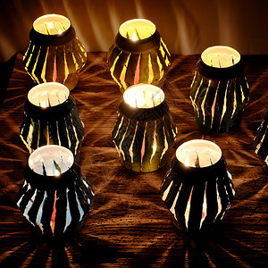 喷好的用蜡烛从啤酒和火中循环利用的手工造灯笼在夜间制造令人惊叹的光线室内图片