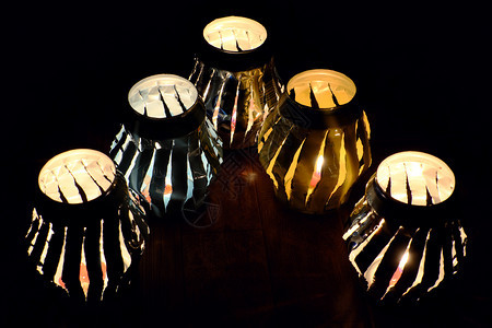 手工制作的用蜡烛从啤酒和火中循环利用的手工造灯笼在夜间制造令人惊叹的光线团体经过图片