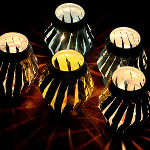 画烛光制作用蜡从啤酒和火中循环利用的手工造灯笼在夜间制造令人惊叹的光线图片