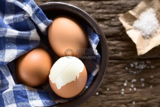 碗中煮熟的鸡蛋图片