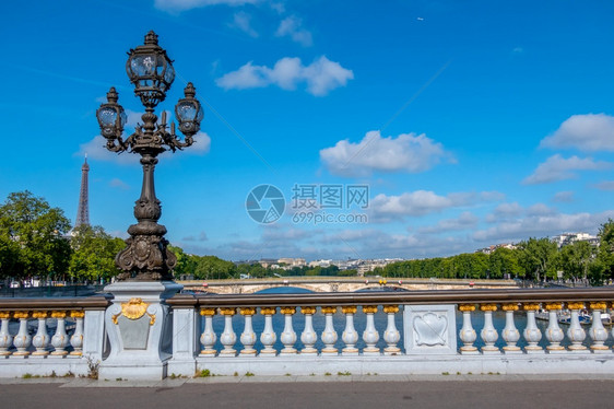 天空美丽的历史法兰西桑尼巴黎灯光日在亚历山大三世桥上跨越塞纳亚力山大三号桥在巴黎的圣亚力山大三号桥和绿灯图片