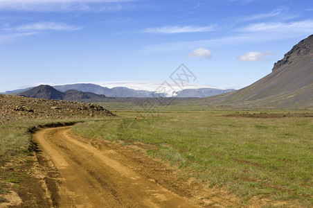 距离追踪冰岛一条吉普车轨道或泥土路沿Hlodufell火山环绕着爆发残留物旋转清晰可见远处的Langjokul冰川岩浆图片