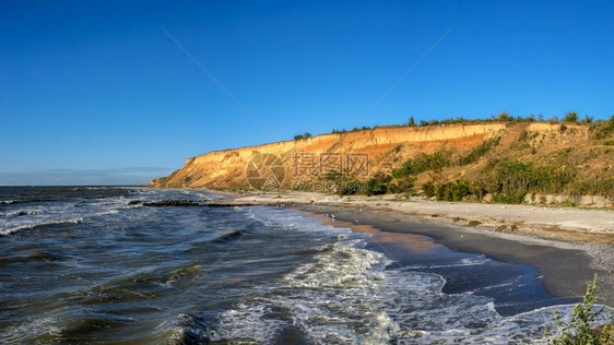 码头采取乌克兰敖德萨地区Morskoe度假村的黑海岸在阳光明媚的春日乌克兰敖德萨地区村景观图片