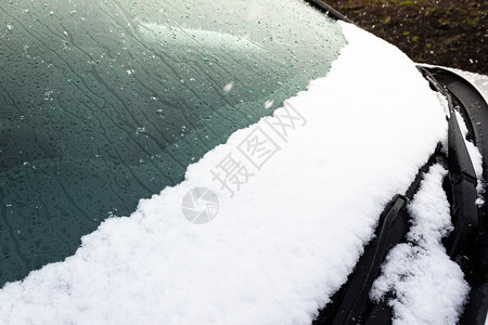 冷冻第一的城市降雪天气变化和风雪下车挡玻璃和擦雨机白色的图片