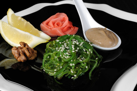午餐坚果生姜Chuka海藻沙拉配有花生酱柠檬和芝麻种子图片