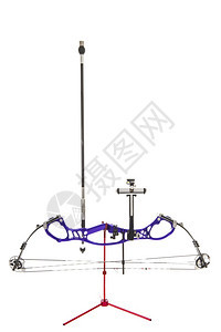 职业紫色长弓在白隔离的站台上拱射箭白色的图片