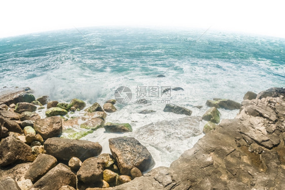 地质学球的曲线和崩溃海洋波浪景岸线图片