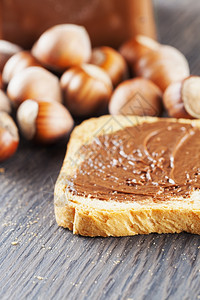 花生酱食物甜的巧克力在鲁斯上方背景有栗子和罐重点放在鲁斯的第一部分垂直图像图片