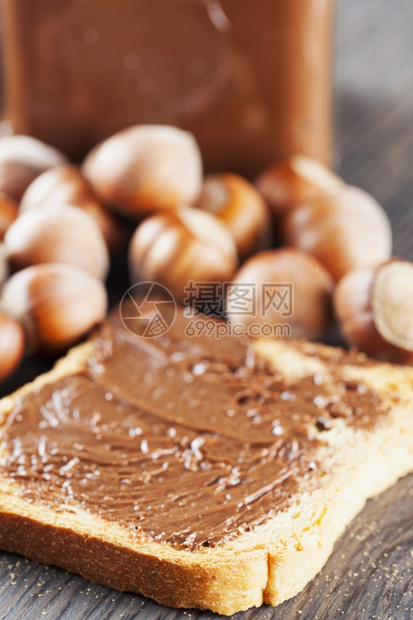 花生超过巧克力在鲁斯的上方背景有栗子和罐重点放在鲁斯的第一部分垂直图像盘子图片