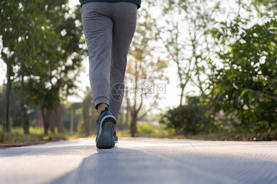 亚裔女在早园中慢跑阳光人们鞋图片