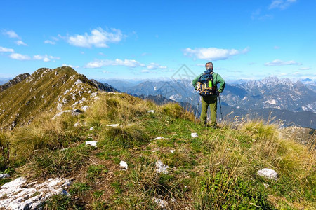 运动云山顶上的人徒步旅行者看着山脉最佳图片