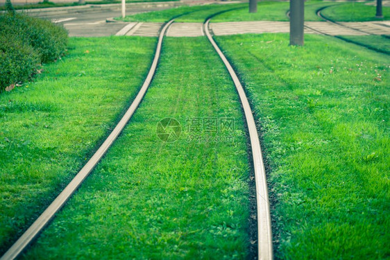 旅游车道西班牙毕尔巴鄂绿色草原覆盖的铁道路现代图片