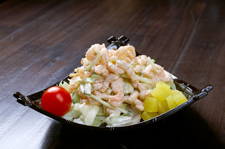 小吃生的带有虾和蘑菇日本沙拉鱼图片
