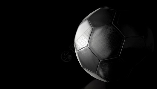 反光的从左边射黑色表面3d插图D足球在反射黑色表3d插图上有金属外观的足球探影黑色表面3d插图优雅发光的图片