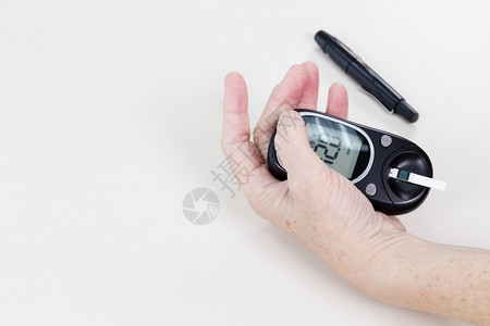 等级仪表持有血糖层机的老人手检查阅读情况医疗的图片