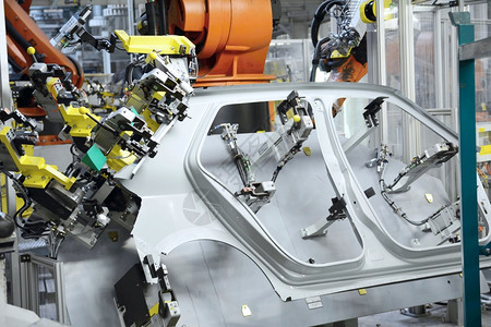 汽车厂新加盖部分金属板的机器人为新车保有一部分工程制造业金属的图片