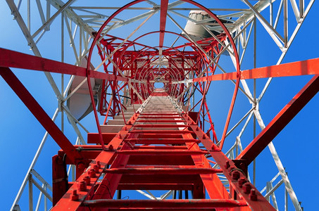 细胞播送在清蓝天空电讯塔日内漆成白红的电信塔讯沟通图片