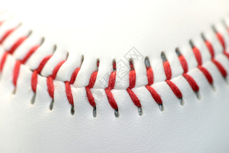 莱纳勒近距离的白色棒球和红接缝皮革快球图片