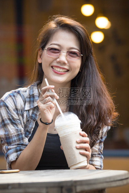 手带着凉水瓶子的年轻亚洲女快乐情绪她笑着面容微女图片